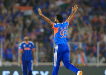 9.35 vs 3.8 , കണക്കുകളിൽ ഒതുങ്ങാത്ത പോരാട്ടം; സൗത്താഫ്രിക്കയെ ശ്വാസം മുട്ടിച്ച ഉഗ്രൻ സ്പെൽ, ഇന്ത്യയുടെ രക്ഷകനായി വീണ്ടും ‘ബൂം ബൂം’ ബുംറ