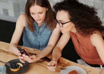 അഴകുള്ള ഭക്ഷണത്തിന് പിന്നാലെയാണോ നിങ്ങൾ? വയറിനും ആരോഗ്യത്തിനും ‘പണി’ കിട്ടുന്നത് ഇങ്ങനെ; ഫുഡ് ബ്ലോഗർമാർ നിങ്ങളെ വീഴ്ത്തുന്നത് എങ്ങനെ?