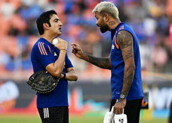 ഗംഭീർ ഗൗരവത്തിൽ, പാണ്ഡ്യ പുഞ്ചിരിയിൽ; അഹമ്മദാബാദിലെ ഡഗ്-ഔട്ടിൽ നടന്നതെന്ത്? വീഡിയോ വൈറൽ