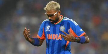 മൃഗശാലയിലെ സിംഹത്തെപ്പോലെ ഹാർദിക്കിനെ കെട്ടിയിട്ടു; ബാറ്റിംഗ് ഓർഡറിലെ പാളിച്ചകൾ തുറന്നുകാട്ടി വരുൺ ആരോൺ, സൂര്യയുടെ തന്ത്രങ്ങൾക്കെതിരെ പറഞ്ഞത് ഇങ്ങനെ 