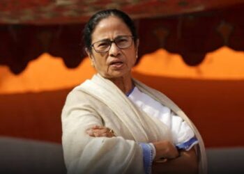 എസ് ഐ ആർ നടപടികളിൽ ക്രമക്കേടുകൾ ; പശ്ചിമ ബംഗാളിൽ 7 ഉദ്യോഗസ്ഥരെ സസ്പെൻഡ് ചെയ്ത് തിരഞ്ഞെടുപ്പ് കമ്മീഷൻ