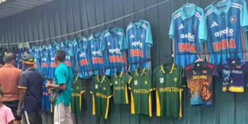 ഇന്ത്യ-പാക് യുദ്ധം! സ്റ്റേഡിയത്തിന് പുറത്ത് ആയിരങ്ങൾ; ടിക്കറ്റിനായി നെട്ടോട്ടം; ശത്രുക്കൾ നേർക്കുനേർ വരുമ്പോൾ കണ്ണ് ചിമ്മാതെ ക്രിക്കറ്റ് ലോകം! 