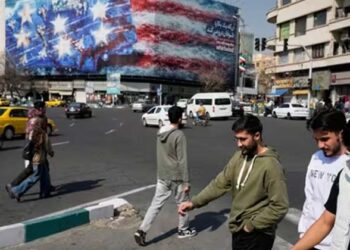 യുദ്ധം പടിവാതിൽക്കൽ; ഇറാൻ വിടാൻ ഇന്ത്യക്കാരുടെ നെട്ടോട്ടം! മുന്നറിയിപ്പുമായി കേന്ദ്ര സർക്കാർ; 15 ദിവസത്തെ അന്ത്യശാസനവുമായി ട്രംപ്