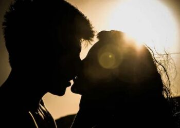 ചുംബനം ‘വിദേശി’യല്ല, പക്കാ നാടൻ! ഖജുരാഹോയും കാമസൂത്രവും നൽകുന്ന പാഠമെന്ത്? കിസ്സ് ഡേയിൽ സോഷ്യൽ മീഡിയ ചർച്ചയാക്കുന്ന ഇന്ത്യയുടെ ‘പ്രണയ ചരിത്രം’