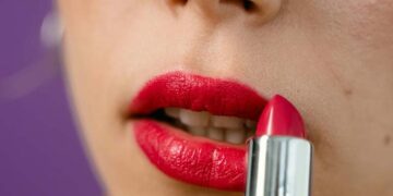  ലിപ്സ്റ്റിക് സുരക്ഷിതമാണോ? ഒളിഞ്ഞിരിക്കുന്നത് മാരകമായ ആരോഗ്യപ്രശ്നങ്ങൾ; മുന്നറിയിപ്പുമായി വിദഗ്ധർ! ലെഡും മെർക്കുറിയും ഡിഎൻഎയെപ്പോലും ബാധിച്ചേക്കാം