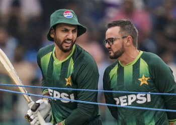 കോച്ചും ക്യാപ്റ്റനും തമ്മിൽ തമ്മിൽ തല്ല്; പാക് ഡ്രെസ്സിംഗ് റൂമിലെ അശാന്തി തുറന്നുകാട്ടി മനോജ് തിവാരി, തിരിച്ചുവരാൻ നൽകിയ ഉപദേശം ഇങ്ങനെ