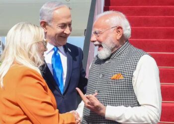 മോദിയുടെ കാവി പോക്കറ്റ് സ്ക്വയറും സാറയുടെ വസ്ത്രവും; ഇസ്രയേലിൽ ചിരി പടർത്തി നെതന്യാഹുവിന്റെ കമന്റ്! പ്രോട്ടോക്കോൾ ലംഘിച്ച് വൻ സ്വീകരണം