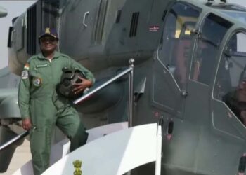 ഇന്ത്യ-പാക് അതിർത്തിയിൽ ചരിത്രപ്പറക്കൽ! യുദ്ധവിമാനങ്ങൾക്ക് പിന്നാലെ ഹെലികോപ്റ്ററിലും രാഷ്ട്രപതി; ശത്രുവിനെ വിറപ്പിക്കുന്ന ‘പ്രചണ്ഡി’ന്റെ കരുത്തറിയാം