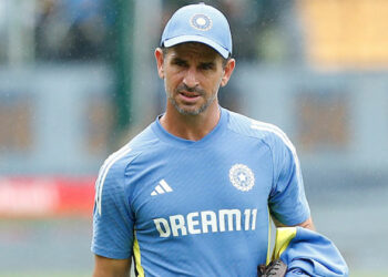 ഒടുവിൽ കുറ്റ സമ്മതം നടത്തിയല്ലേ, അഭിഷേകും തിലകും ഫോമിലല്ല; സഞ്ജു ടീമിൽ വേണമെന്നത് ഗൗരവകരമായ ചർച്ച; ഡോഷെറ്റ് പറയുന്നത് ഇങ്ങനെ