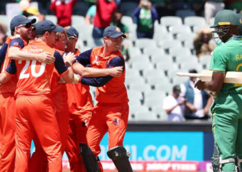 സിംഹങ്ങളെ കെട്ടുകെട്ടിച്ച ഓറഞ്ച് പട; വാൻ ഡെർ മെർവെയുടെ ആ മാന്ത്രിക ക്യാച്ചും ദക്ഷിണാഫ്രിക്കയുടെ തകർച്ചയും, ടി20 ലോകകപ്പ് ചരിത്രത്തിലെ കറുത്ത ഞായറാഴ്ച