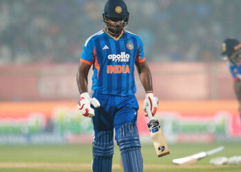 ഒരേ തെറ്റ് ആവർത്തിക്കുന്ന സഞ്ജു; ആകാശ് ചോപ്രയുടെ വിശകലനത്തിൽ തെളിയുന്നത് വലിയ പിഴവുകൾ; ഇനി തിരിച്ചുവരവ് എളുപ്പമോ?