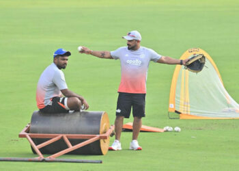 ഫുട് വർക്കില്ല, ആത്മവിശ്വാസമില്ല; സഞ്ജുവിന്റെ പിഴവുകൾ എണ്ണിപ്പറഞ്ഞ് മുൻ താരം; ലോകകപ്പ് ഇലവനിൽ സ്ഥാനമില്ലെന്ന് പ്രവചനം