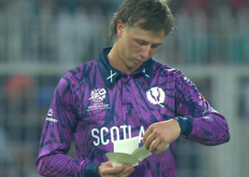 ഇംഗ്ലീഷ് ബാറ്റ്‌സ്മാൻമാർക്ക് പണികൊടുക്കാൻ പേപ്പറും പേനയുമായി സ്കോട്ട്‌ലൻഡ്; വൈറലായി ആ ‘പ്ലാനിംഗ്’ ദൃശ്യങ്ങൾ