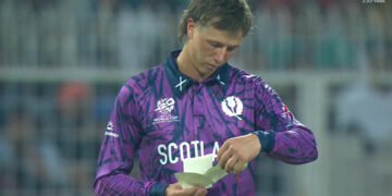 ഇംഗ്ലീഷ് ബാറ്റ്‌സ്മാൻമാർക്ക് പണികൊടുക്കാൻ പേപ്പറും പേനയുമായി സ്കോട്ട്‌ലൻഡ്; വൈറലായി ആ ‘പ്ലാനിംഗ്’ ദൃശ്യങ്ങൾ