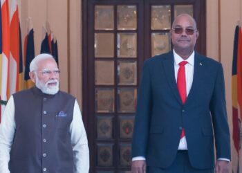 അത്യാധുനിക ജീവൻ രക്ഷാസൗകര്യങ്ങളുള്ള 10 ആംബുലൻസുകൾ ഇന്ത്യ സീഷെൽസിന് സമ്മാനിക്കും ; പകരം സമുദ്ര സുരക്ഷയിൽ സഹകരണം