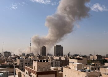 അബുദാബിയിൽ ഒരാൾ കൊല്ലപ്പെട്ടു ; യുഎഇയിൽ പതിച്ചത് നിരവധി ഇറാനിയൻ മിസൈലുകൾ ; ജനവാസ മേഖലയിലും സ്ഫോടനങ്ങൾ