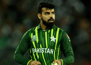 ഷദാബ് ഖാന് പിസിബിയുടെ റെഡ് കാർഡ്; മുൻ താരങ്ങളെ പരിഹസിച്ചതിന് കർശന മുന്നറിയിപ്പ്, സംഭവം ഇങ്ങനെ