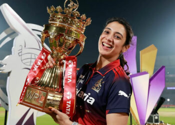 പനിയെ തോൽപ്പിച്ച പോരാട്ടവീര്യം, 103 ഡിഗ്രി ചൂടിലും ആർ.സി.ബിക്കായി സ്മൃതി പൊരുതി; ഇത് ചരിത്ര വിജയം