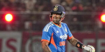 സൂര്യകുമാർ ആ പണി നിർത്തണം, അത് ടീമിന് ആപത്താണ്; ഇന്ത്യൻ നായകന്റെ ശൈലിക്കെതിരെ ആഞ്ഞടിച്ച് മഞ്ജരേക്കർ