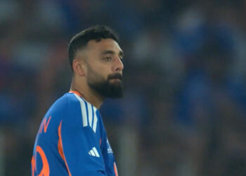 അടുത്തടുത്ത പന്തുകളിൽ വിക്കറ്റ്, റൺസ് വിട്ടുകൊടുക്കാൻ മടി; വരുൺ ചക്രവർത്തി എന്ന വിന്നിംഗ് ഫാക്ടർ; ഇയാൾ ഇല്ലെങ്കിൽ പണി പാളും