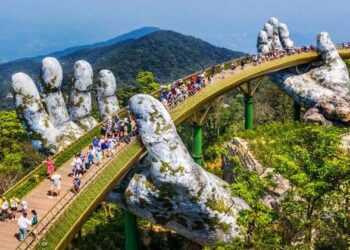 ഐഫോൺ വാങ്ങുന്ന കാശിന് ഒരു വിദേശയാത്ര തന്നെ നടത്താം! പോക്കറ്റ് ചോരാതെ വിമാനം കയറാം മലയാളികളുടെ സ്വപ്ന രാജ്യത്തേക്ക് 