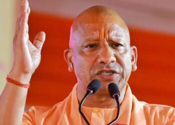 ‘യുപി മോഡൽ’ സർക്കാർ ജീവനക്കാരിലെ അഴിമതിക്കാരെ പൂട്ടാൻ യോഗിയുടെ മാസ്റ്റർ സ്ട്രോക്ക്! 68,000 പേരുടെ ശമ്പളം തടഞ്ഞു