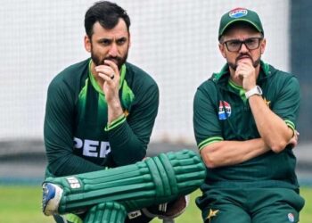 നാണംകെട്ട തോൽവിക്ക് പിന്നാലെ പാക് ടീമിൽ കൂട്ടത്തല്ല്; പരിശീലകനെതിരെ കളിക്കാർ രംഗത്ത്, ബാബർ അസമും സംഘവും പിസിബിയെ സമീപിച്ചു!