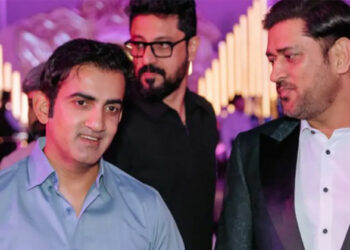 കോച്ച് സാബ്, ആ ചിരി നിങ്ങൾക്ക് നന്നായി ചേരുന്നുണ്ട്; ഗംഭീറിനെ ചിരിപ്പിച്ച് ധോണിയുടെ കമന്റ്; തകർപ്പൻ മറുപടി നൽകി പരിശീലകൻ; പറഞ്ഞത് ഇങ്ങനെ