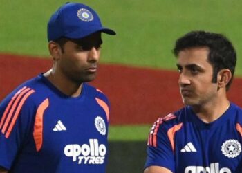 ലോകകപ്പ് കിരീടം ക്ഷേത്രത്തിൽ കൊണ്ടുപോയതിന് ‘നാണക്കേട്’ എന്ന് കീർത്തി ആസാദ്; വിവരമില്ലാത്തവർ അത് പറയും എന്ന് ഗൗതം ഗംഭീർ