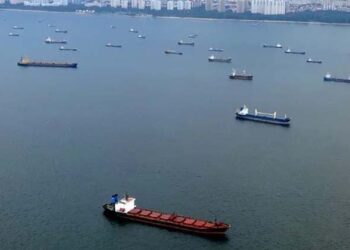 സിഗ്നലുകൾ അണച്ച്, ലൊക്കേഷൻ മറച്ച് ‘നിഴൽ കപ്പലുകൾ’;ഹോർമുസ് കടലിടുക്കിലെ അടച്ചിട്ട പാതയിലൂടെ സഞ്ചരിക്കുന്നത് ആര്?