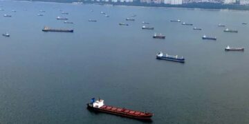 സിഗ്നലുകൾ അണച്ച്, ലൊക്കേഷൻ മറച്ച് ‘നിഴൽ കപ്പലുകൾ’;ഹോർമുസ് കടലിടുക്കിലെ അടച്ചിട്ട പാതയിലൂടെ സഞ്ചരിക്കുന്നത് ആര്?