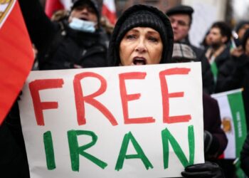 ‘സർക്കാരിനെതിരെ പ്രതിഷേധിച്ചാൽ രാജ്യത്തിന്റെ ശത്രുക്കളായി കണക്കാക്കും’ ; കാഞ്ചിയിൽ കൈവച്ച് സുരക്ഷാസേന കാത്തിരിക്കുന്നു ; പൗരന്മാരോട് ഭീഷണിയുമായി ഇറാൻ