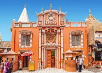 36 വർഷങ്ങൾക്കുശേഷം കശ്മീരിലെ രഘുനാഥ് ക്ഷേത്രം വീണ്ടും തുറന്നു ; വീണ്ടും ജന്മനാട്ടിൽ രാമനവമി ആഘോഷിച്ച് കശ്മീരി പണ്ഡിറ്റുകൾ 