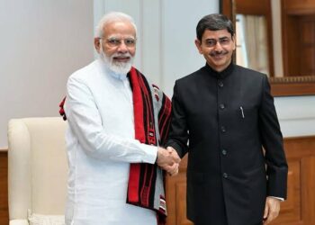 ബംഗാളിൽ വൻ അഴിച്ചുപണി! സിവി ആനന്ദ ബോസ് രാജി വെച്ചു; തമിഴ്‌നാട് ഗവർണർ ആർഎൻ രവി കൊൽക്കത്തയിലേക്ക്