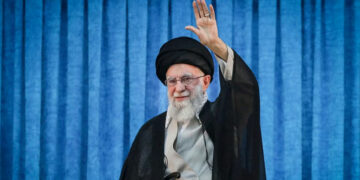 37 വർഷത്തെ ഉരുക്കുമുഷ്ടി മിനിറ്റുകൾക്കുള്ളിൽ വെണ്ണീറായി; ഖമേനിയുടെ സാമ്രാജ്യം തകർന്നപ്പോൾ ടെഹ്‌റാൻ തെരുവിൽ സന്തോഷം, ഉദയവും അസ്തമയവും ഇങ്ങനെ