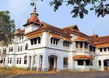 കവടിയാർ കൊട്ടാരത്തിൽ വൻ കവർച്ച; അമൂല്യ രത്നങ്ങളും കോടികളുടെ സ്വർണ്ണവും നഷ്ടമായി,പരാതി