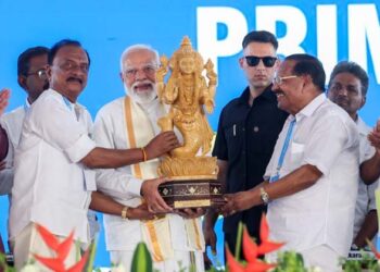 കടലിന്റെ മക്കൾക്കൊപ്പം മോദി! “മത്സ്യത്തൊഴിലാളികളുടെ ക്ഷേമത്തിൽ ധീവരസഭയുടെ പങ്ക് വലുത്”; ആവേശക്കടലായി കൊച്ചി