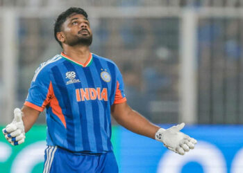 വിഷമിക്കേണ്ട അനിയാ, നിന്റെ സമയം വരും; സഞ്ജുവിനെ ചേർത്തുപിടിച്ച് ഇതിഹാസം നൽകിയ ആ ‘ഗോൾഡൻ ഉപദേശം’; സോഷ്യൽ മീഡിയയിൽ വൈറലായി വീഡിയോ