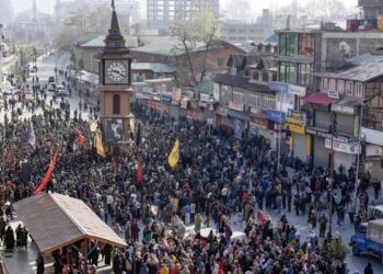 കൂടുതൽ പ്രതിഷേധങ്ങൾ വേണ്ട! ; രണ്ടാം ദിനവും തെരുവിലിറങ്ങിയ ഖമനെയി അനുകൂലികളെ ഓടിച്ചിട്ടടിച്ച് ജമ്മുകശ്മീർ പോലീസ്