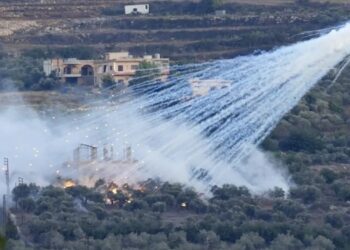 ഇസ്രായേൽ വൈറ്റ് ഫോസ്ഫറസ് ഷെല്ലുകൾ ഉപയോഗിച്ച് ആക്രമണം നടത്തിയതായി റിപ്പോർട്ട് ; മനുഷ്യന്റെ അസ്ഥികൾ പോലും ഉരുക്കുന്ന മാരക രാസവസ്തു