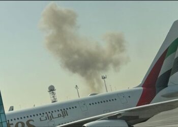 എല്ലാ വിമാന സർവീസുകളും നിർത്തിവെച്ച് എമിറേറ്റ്സ് ; ഡ്രോൺ ആക്രമണത്തിൽ ദുബായ് വിമാനത്താവളത്തിലെ ഇന്ധന ടാങ്കിൽ വൻ തീപിടുത്തം