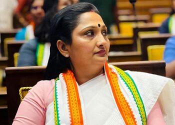 കൊച്ചിയിൽ അടി തുടങ്ങി ; സ്ഥാനാർഥി പ്രഖ്യാപനത്തിന് മുൻപേ പോസ്റ്റർ അടിച്ച് ദീപ്തി മേരി വർഗീസ് ഗ്രൂപ്പ് ; ഷിയാസ് മത്സരിക്കണമെന്ന് സതീശൻ ഗ്രൂപ്പ്