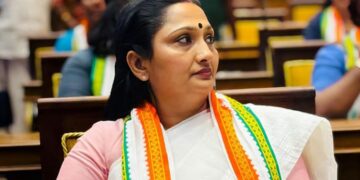 കൊച്ചിയിൽ അടി തുടങ്ങി ; സ്ഥാനാർഥി പ്രഖ്യാപനത്തിന് മുൻപേ പോസ്റ്റർ അടിച്ച് ദീപ്തി മേരി വർഗീസ് ഗ്രൂപ്പ് ; ഷിയാസ് മത്സരിക്കണമെന്ന് സതീശൻ ഗ്രൂപ്പ്