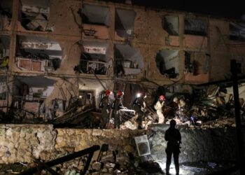 ‘ലിറ്റിൽ ഇന്ത്യ’യിൽ ഇറാൻ ആക്രമണം ; ഇസ്രായേൽ ആണവ കേന്ദ്രം ലക്ഷ്യമിട്ട ഇറാൻ മിസൈൽ പതിച്ചത് ജനവാസ കേന്ദ്രത്തിൽ ; നൂറോളം പേർക്ക് പരിക്ക്