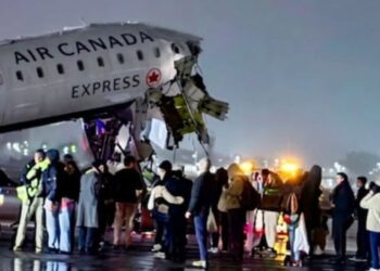 ലാഗ്വാർഡിയ വിമാനത്താവളത്തിൽ വിമാനവും ഫയർ ട്രക്കും കൂട്ടിയിടിച്ച് അപകടം ; നിരവധി പേർക്ക് പരിക്ക്, വിമാനത്താവളം അടച്ചുപൂട്ടി