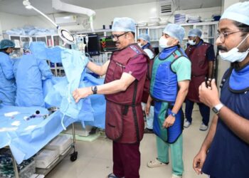 കൊല്ലത്ത് തിരഞ്ഞെടുപ്പ് പ്രചാരണത്തിനിടയിലും ജീവൻ രക്ഷാദൗത്യം ; 70 വയസ്സുകാരന്റെ അടിയന്തര ഹൃദയശസ്ത്രക്രിയയ്ക്കായി ഓടിയെത്തി ഡോ എൻ പ്രതാപ് കുമാർ