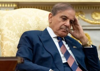 ഒരു ലിറ്റർ പെട്രോളിന് 321രൂപ ; പ്രീമിയം ഇന്ധനത്തിന് 200 ശതമാനം വില വർദ്ധനവ് ; കടുത്ത സാമ്പത്തിക പ്രതിസന്ധിയിൽ പാകിസ്താൻ