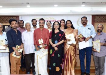 അവാർഡ് നൽകി, പിന്നാലെ ‘നായേ’ എന്ന് വിളിച്ച് ആക്ഷേപിച്ചു; ബാലസാഹിത്യ ഇൻസ്റ്റിറ്റ്യൂട്ട് ഡയറക്ടർക്കെതിരെ ഗുരുതര ആരോപണം, വിവാദം!