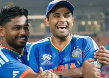 അവൻ സഞ്ജുവിനെ പരിഹസിച്ചതല്ല; സൂര്യകുമാറിനെതിരെയുള്ള സൈബർ ആക്രമണങ്ങളിൽ പ്രതികരിച്ച് സഞ്ജുവിന്റെ പിതാവ്, ക്യാപ്റ്റനെ ചേർത്തുപിടിച്ച് പറഞ്ഞത് ഇങ്ങനെ 