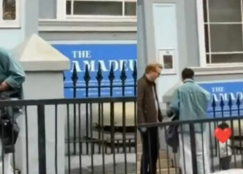 ഇതാണ് കിംഗ് കോഹ്‌ലിയുടെ കുഞ്ഞു രാജകുമാരൻ; അക്കായുടെ കൈപിടിച്ച് ലണ്ടൻ തെരുവിൽ വിരാട്. വീഡിയോ വൈറൽ